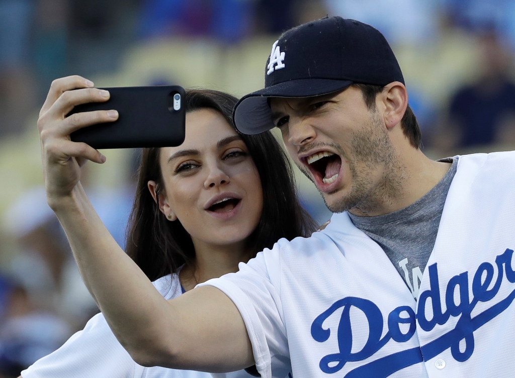 Mila Kunis y Ashton Kutcher durante un juego de béisbol en EE. UU. (Foto Prensa Libre: AP)