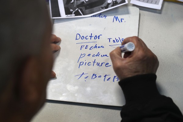 Un inmigrante participa en una clase de inglés en Stamford, Connecticut. (Foto Prensa Libre: AP)