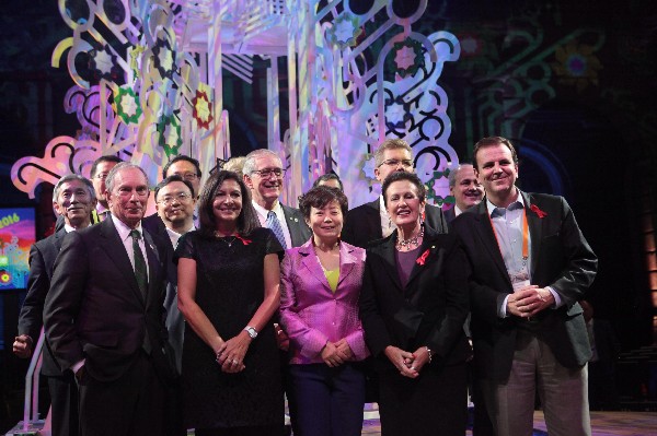 Alcaldes de distintas ciudades del mundo posan durante la entrega de premios a 11 mejores ciudades del 2016. (Foto Prensa Libre: EFE)