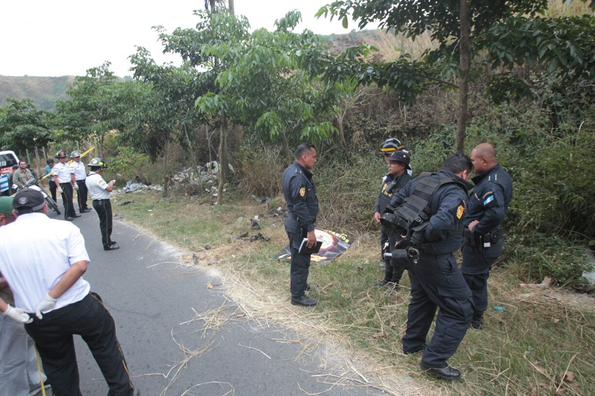 La Policía y los Bomberos Voluntarios trabajan en el lugar donde se encuentran los dos cadáveres. (Foto Prensa Libre: Erick Avila)