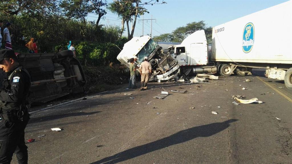 Automotores quedaron con severos daños a causa del accidente en el km 70 de la ruta al suroccidente. (Foto Prensa Libre: Enrique Paredes).