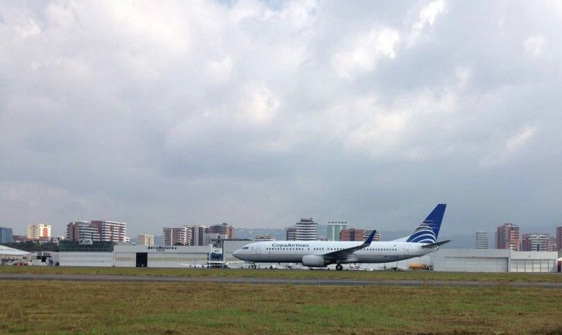 El avión de Copa Airlines fue desviado al Aeropuerto Internacional La Aurora por problemas técnicos. (Foto Prensa Libre: Cortesía CBM).