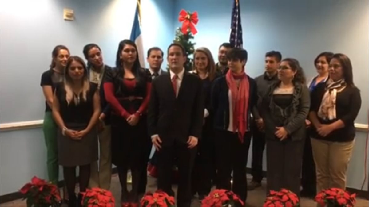 Trabajadores del Consulado de Atlanta, Georgia, envían un mensaje en idiomas mayas. (Foto Prensa Libre: Consulado)