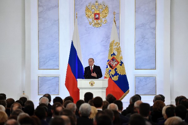 Vladímir Putin habla ante la Asamblea Federal en el Gran Palacio del Kremlin, en Moscú. (Foto Prensa Libre: EFE)