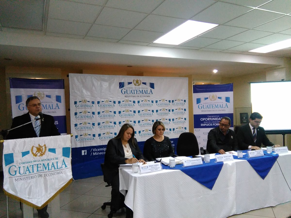 Autoridades de Gobierno y municipales dan a conocer el proyecto para convertir el Parque de la Industria en un Centro de Convenciones. (Foto: Prensa Libre: Rosa María Bolaños)