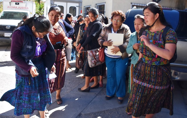 Parte de las mujeres afectadas por la falta de contratos laborales en el Sistema de Salud en Sololá. (Foto Prensa Libre: Édgar René Sáenz)