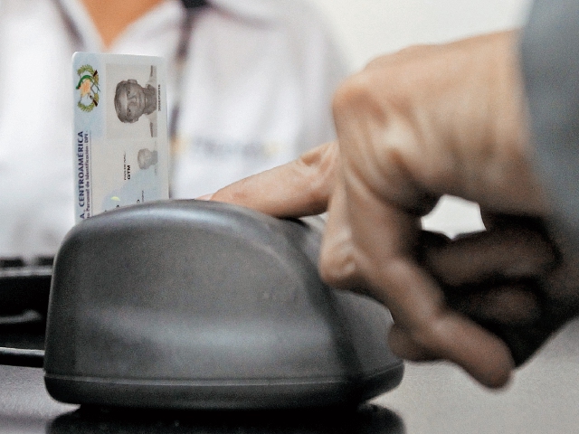 Números de identificación personal y tributaria coexistirán durante algún tiempo, afirman autoridades de la SAT. (Foto Prensa Libre: Esbin García)