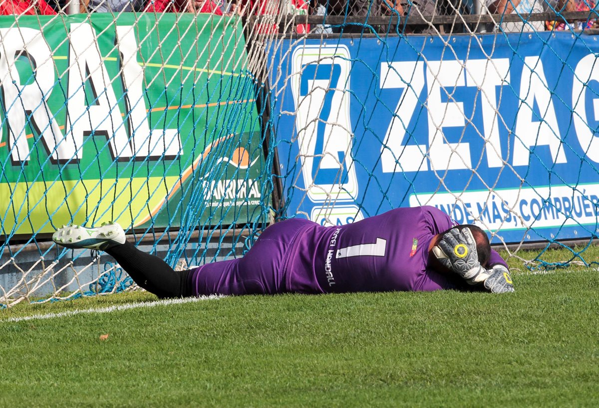 El portero Carlos Díaz, de Malacateco, se queja tras ser golpeado por una moneda en el duelo contra Municipal. (Foto Prensa Libre: Francisco Sánchez).