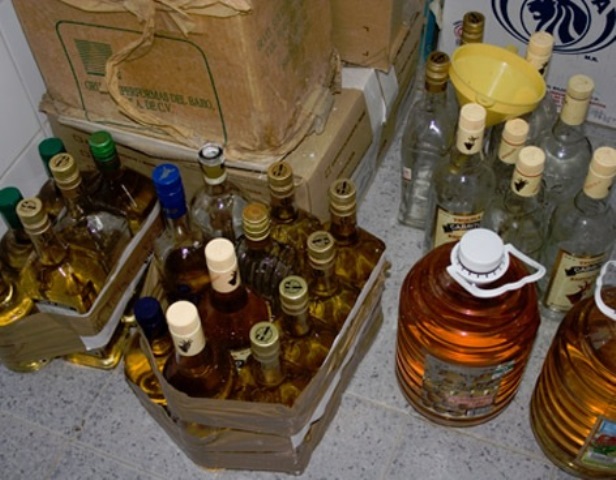 Alcohol adulterado. (Foto Prensa Libre: EFE)