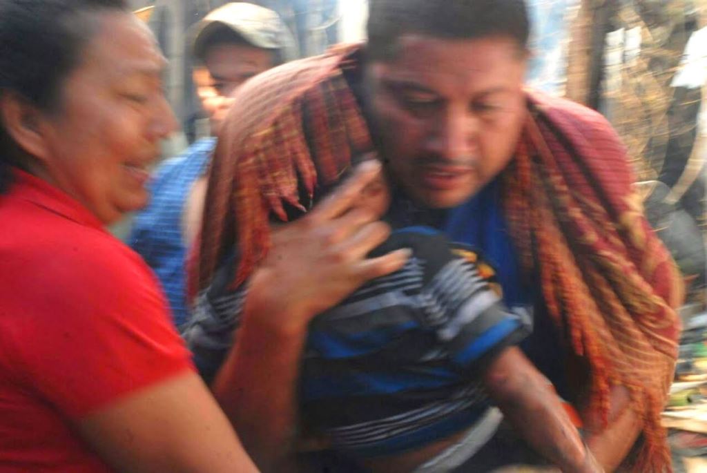 Momento en el que guardia rescata al menor en Sanarate. (Foto Prensa Libre: Cortesía Manuel Fajardo).