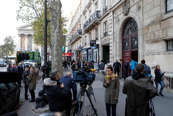 Entrada del hotel donde Kim Kardashian fue robada por asaltantes en París.(Foto Prensa Libre:AFP).
