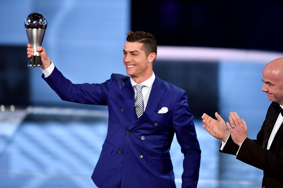 El portugués Cristiano Ronaldo levanta el trofeo The Best como el mejor jugador del mundo de 2016. (Foto Prensa Libre: AFP)