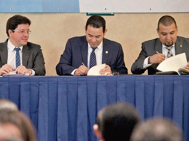 El presidente Jimmy Morales (al centro) firmó ayer las metas tributarias 2017, con Julio Héctor Estrada, ministro de Finanzas, y Francisco Solórzano, de la SAT. (Foto Prensa Libre: Álvaro Interiano)