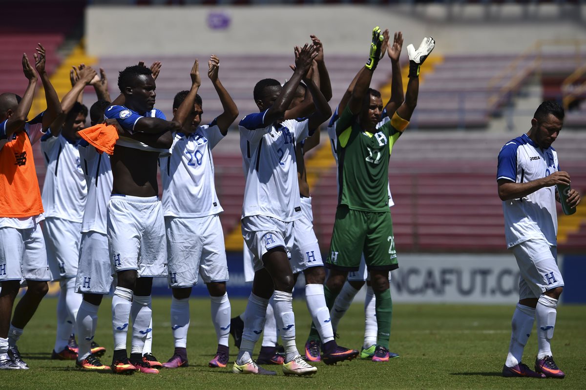 El festejo de los jugadores de Honduras al finalizar el juego. (Foto Prensa Libre: AFP)