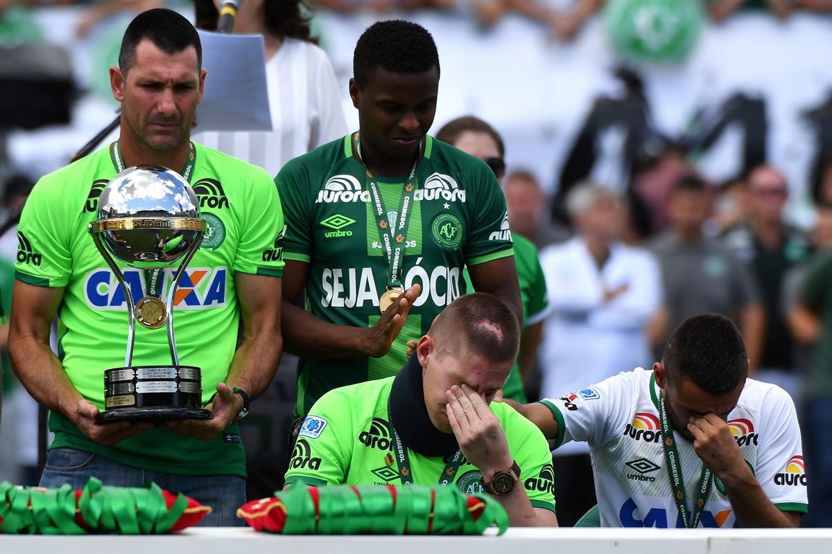 Los jugadores sobrevivientes de la tragedia del Chapecoense, Alan Ruschel y Jackson Follmann estuvieron presentes en el estadio. (Foto Prensa Libre: AFP)
