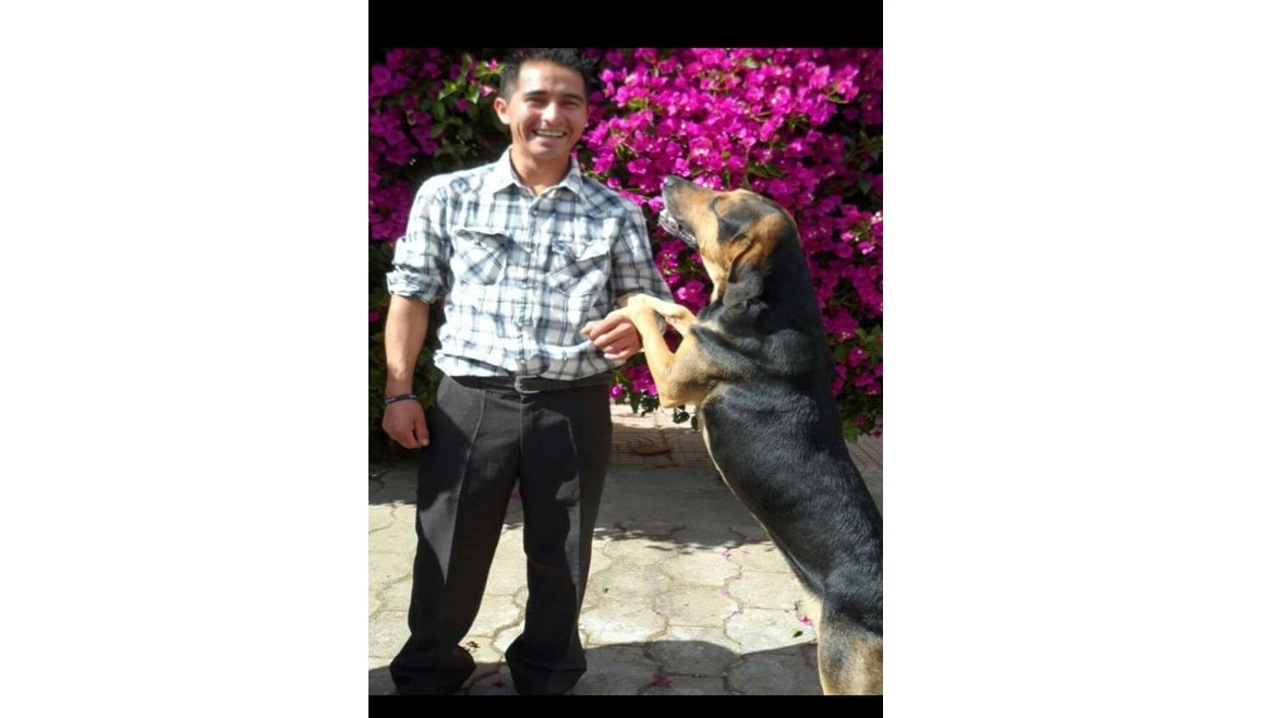Anmer Escobar junto a su perro Spaicy que murió el lunes último. (Foto Prensa Libre: Cortesía).