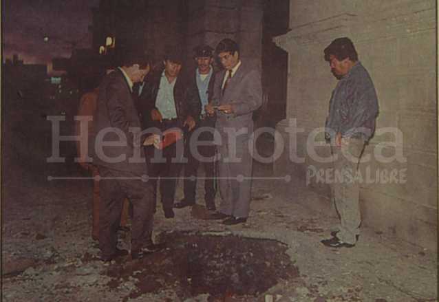El presidente del Congreso, Vinicio Villar Anleu, observa el agujero causado por una explosión frente a la sede del Legislativo. (Foto: Hemeroteca PL)