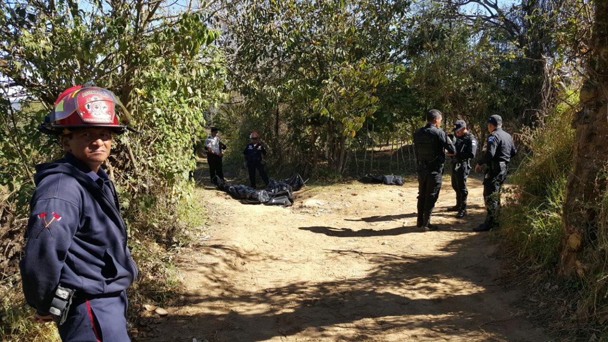 Los cuerpos de dos personas fueron localizados en un sector de Santiago Sacatepéquez, desaparecieron el sábado en Amatitlán. (Foto Prensa Libre: Bomberos Municipales Departamentales)