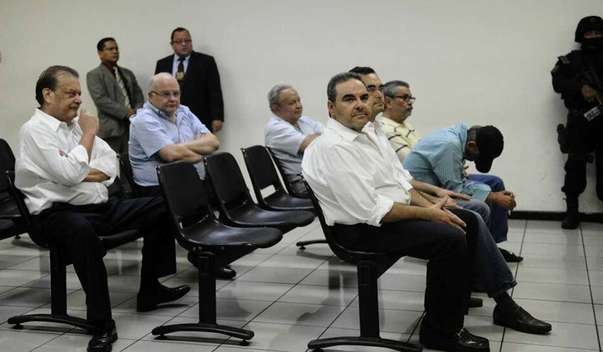 Antonio Saca y seis de sus colaboradores, acusados de malversar US$246 millones. (AFP).