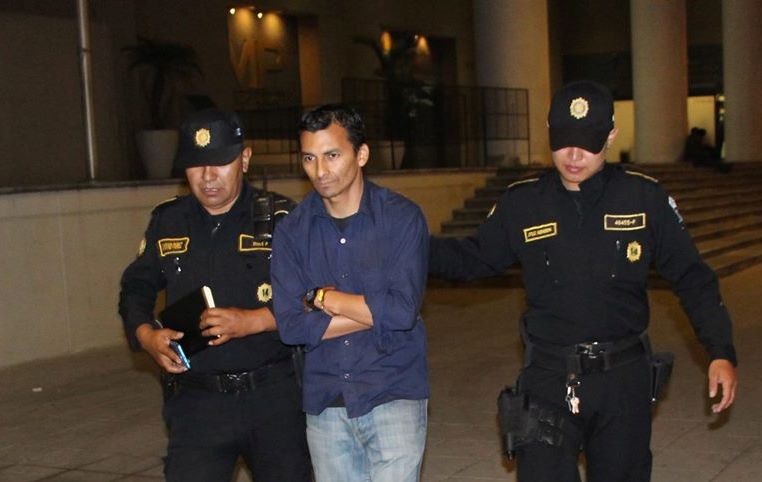 Manuel de Jesús Pérez Arias es conducido por la PNC a un juzgado. (Foto Prensa Libre: PNC).