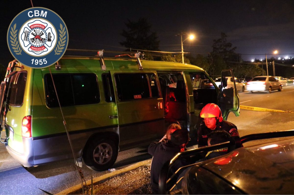 Bomberos Municipales confirmaron la muerte del conductor del microbús.(Foto Prensa Libre:CBM)