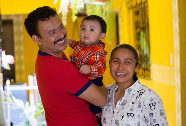 Cheili González posa junto a su esposa Douglas y su pequeño hijo Emiliano. (Foto Prensa Libre: Norvin Mendoza).