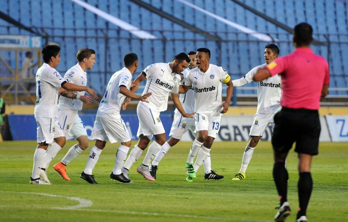 Los jugadores de Comunicaciones festejan la anotación de Édgar Chinchilla. (Foto Prensa Libre: Jeniffer Gómez)
