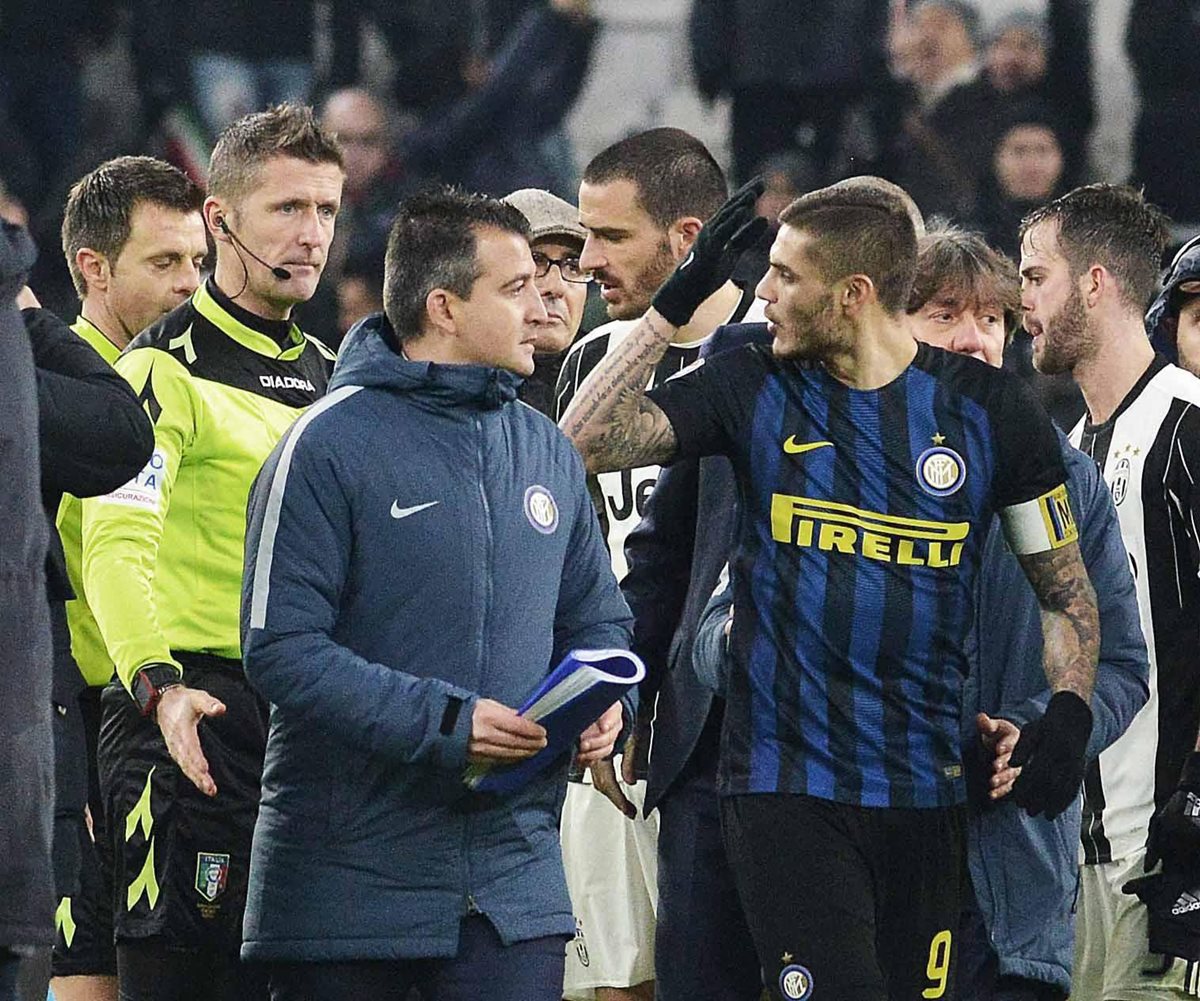 Mauro Icardi del Inter de Milán reclama al árbitro Nicola Rizzoli durante el partido contra la Juventus de Turín del fin de semana. (Foto Prensa Libre: EFE)