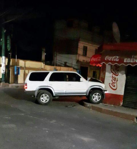 El vehículo en el que viajaban los delincuentes que le dispararon a los policías quedó abandonado en El Pajón. (Foto Prensa Libre: Twitter)