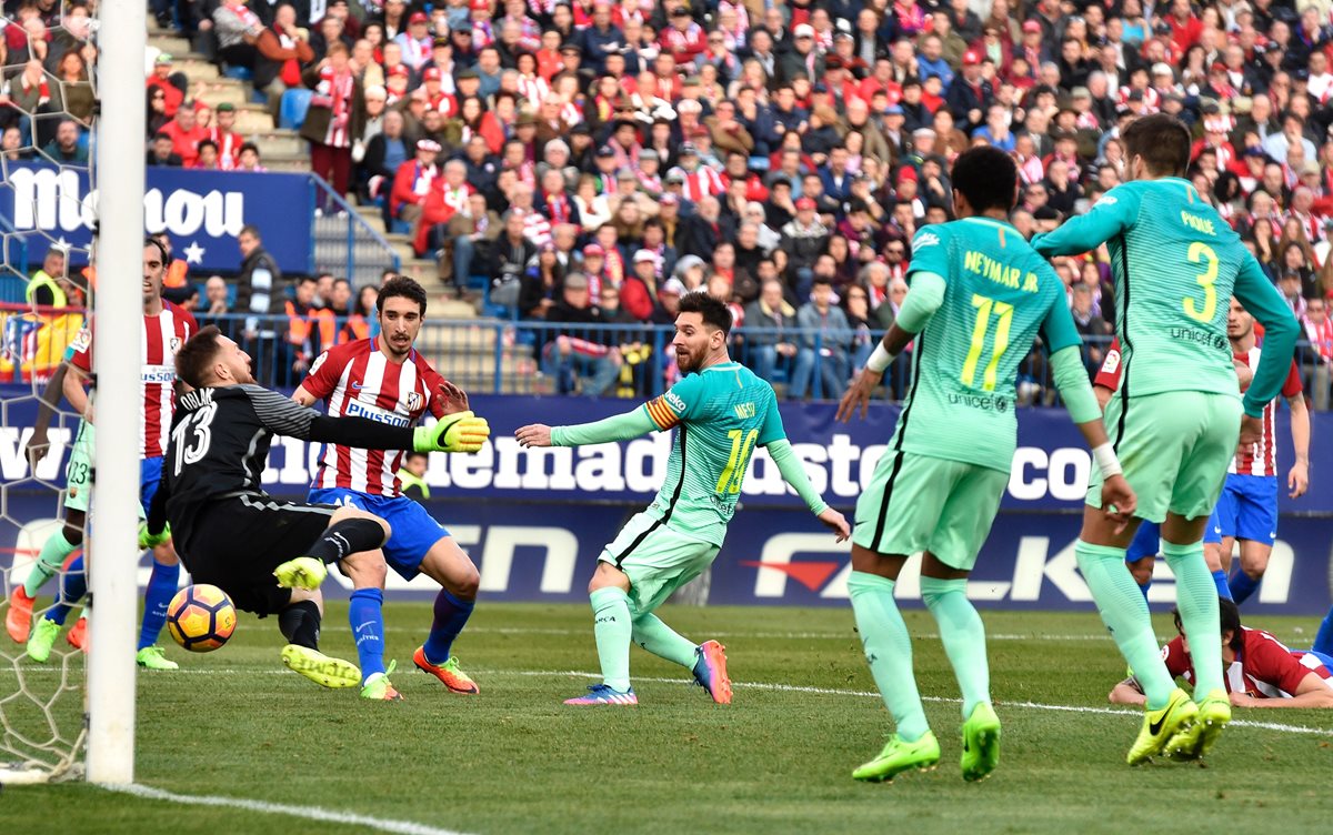 Lionel Messi anota el segundo gol del Barcelona, contra el Atlético de Madrid. (Foto Prensa Libre: AFP)