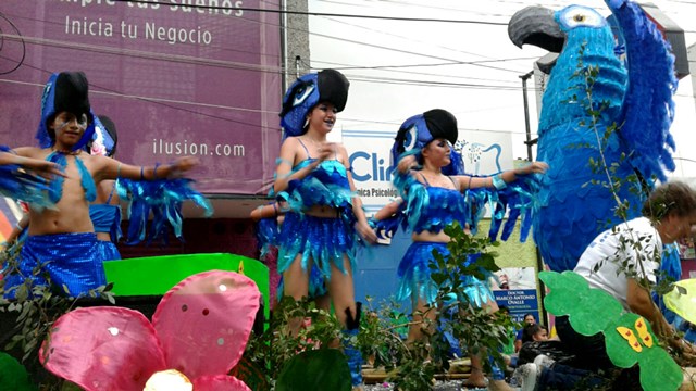 Bailarinas desfilaron en la carroza de la película Río y personificaron al guacamayo azul llamado Blue. (Foto Prenda Libre: Melvin Popá)