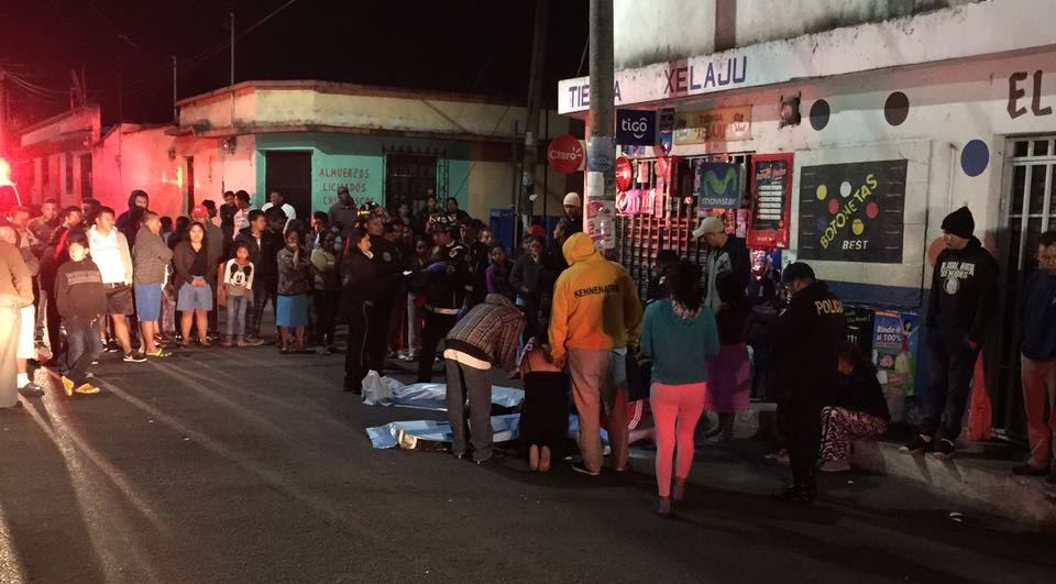 Los cuerpos de las víctimas quedaron sobre la calle. (Foto Prensa Libre: Noti San José Villa Nueva)