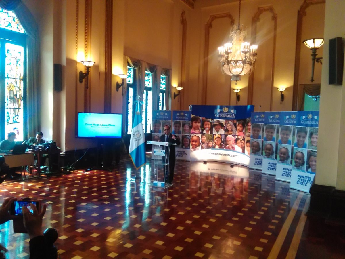Óscar Hugo López, ministro de Educación, explica la forma en que se realizan los concursos de oposición. (Foto Prensa Libre: Carlos Álvarez)