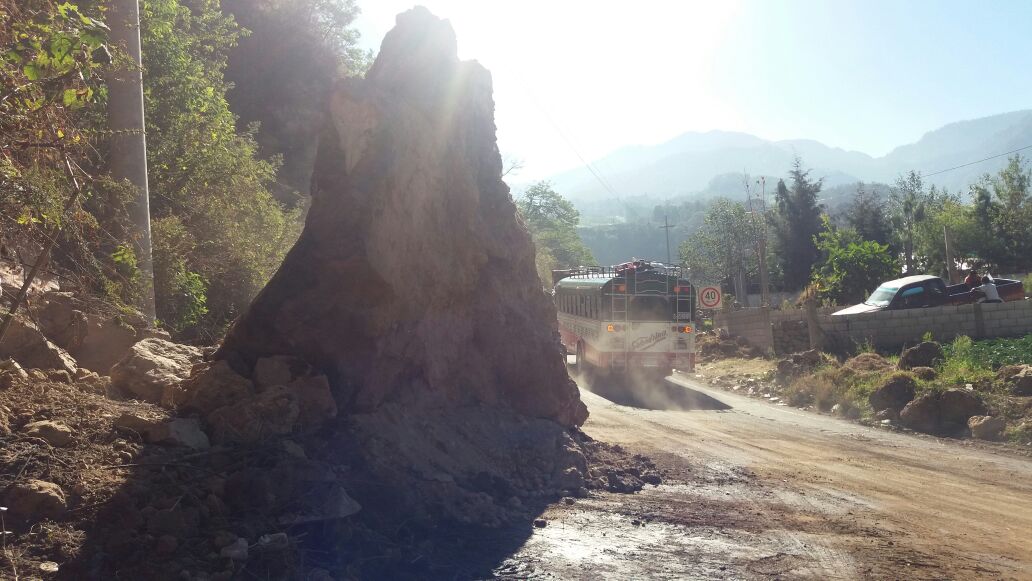 Derrumbe ubicado en el km 211 de la ruta entre Xela y Reu dificulta el tránsito. (Foto Prensa Libre: María José Longo)
