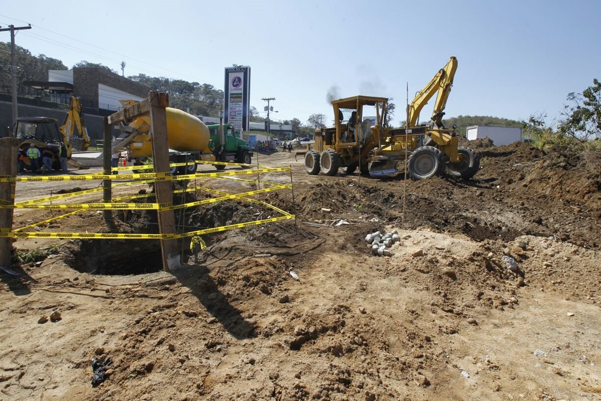 Los trabajos de ampliación de la carretera comenzaron este lunes y estarían listos en no más de dos años. (Foto Prensa Libre: Paulo Raquec)