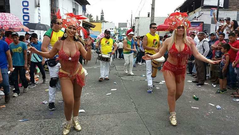 Dos bailarinas participan en el Carnaval de Mazatenango. (Foto Prensa Libre: Melvin Popá).