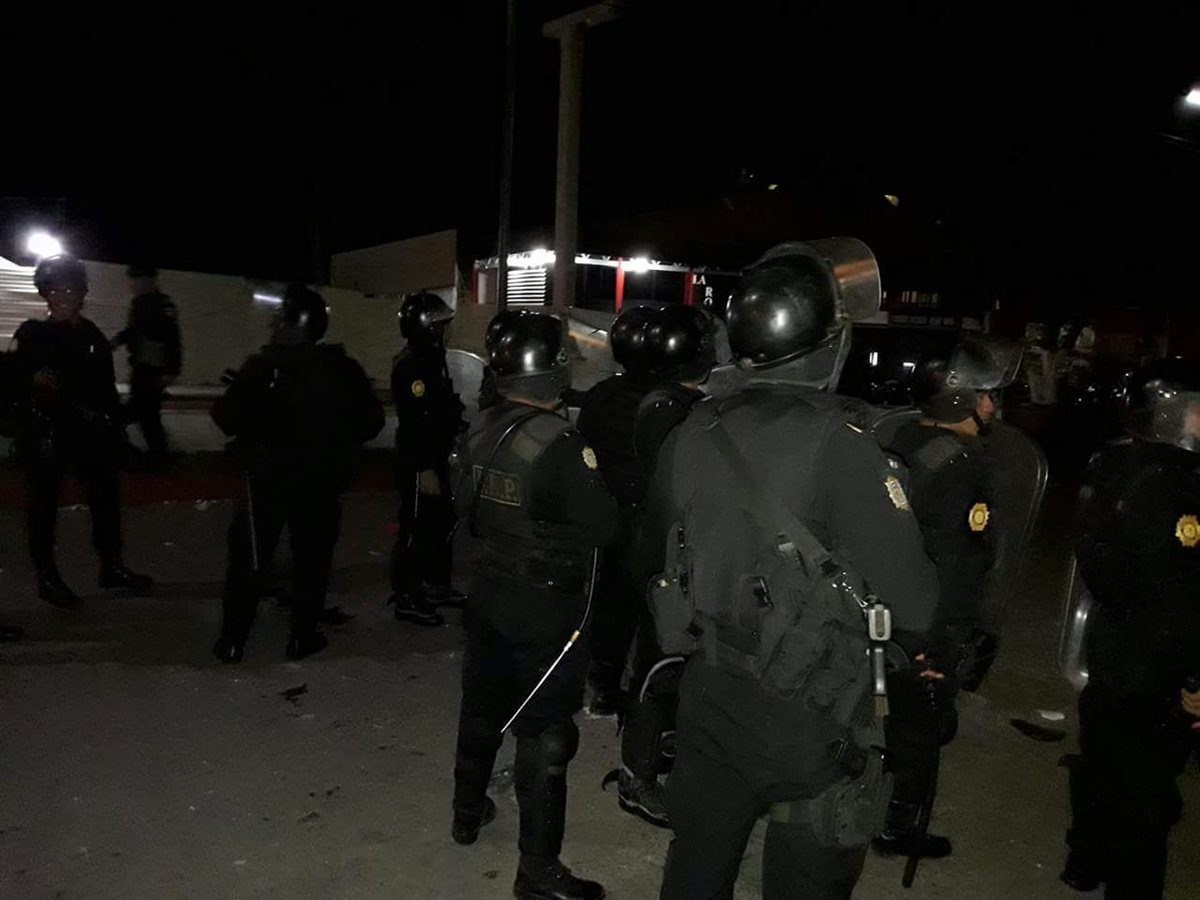 Los agentes utilizaron gas lacrimógeno para dispersar a las personas enfurecidas. (Foto Prensa Libre: Mario Morales)
