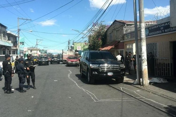 Abogado y personal de seguridad quedan heridos en ataque armado. Matan a supuesto sicario. (Foto Prensa Libre: Estuardo Paredes)