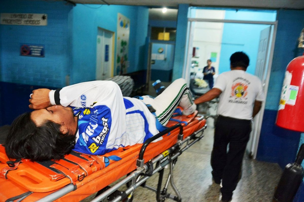El acróbata Mauricio Peña sufrió una fractura en la pierna izquierda. (Foto Prensa Libre: Mario Morales)