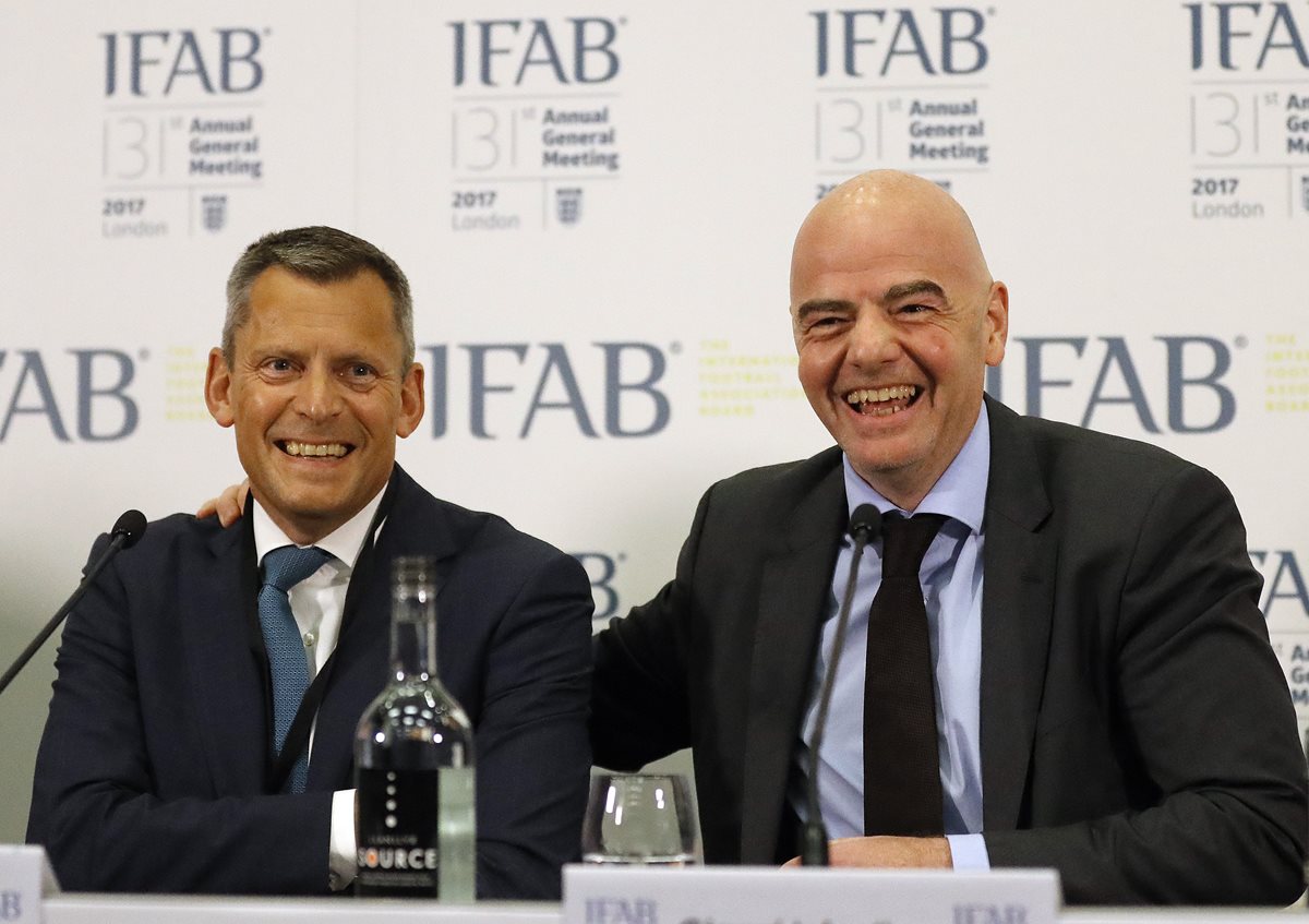 Martin Glenn junto a Gianni Infantino durante la conferencia de prensa de la asamblea general de la International Board. (Foto Prensa Libre: AFP)