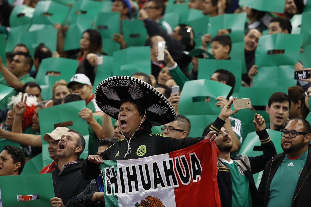 México podría perder la sede de la Copa del Mundo de 2026 si no frena el grito homofóbico de su afición. (Foto Prensa Libre: AP)