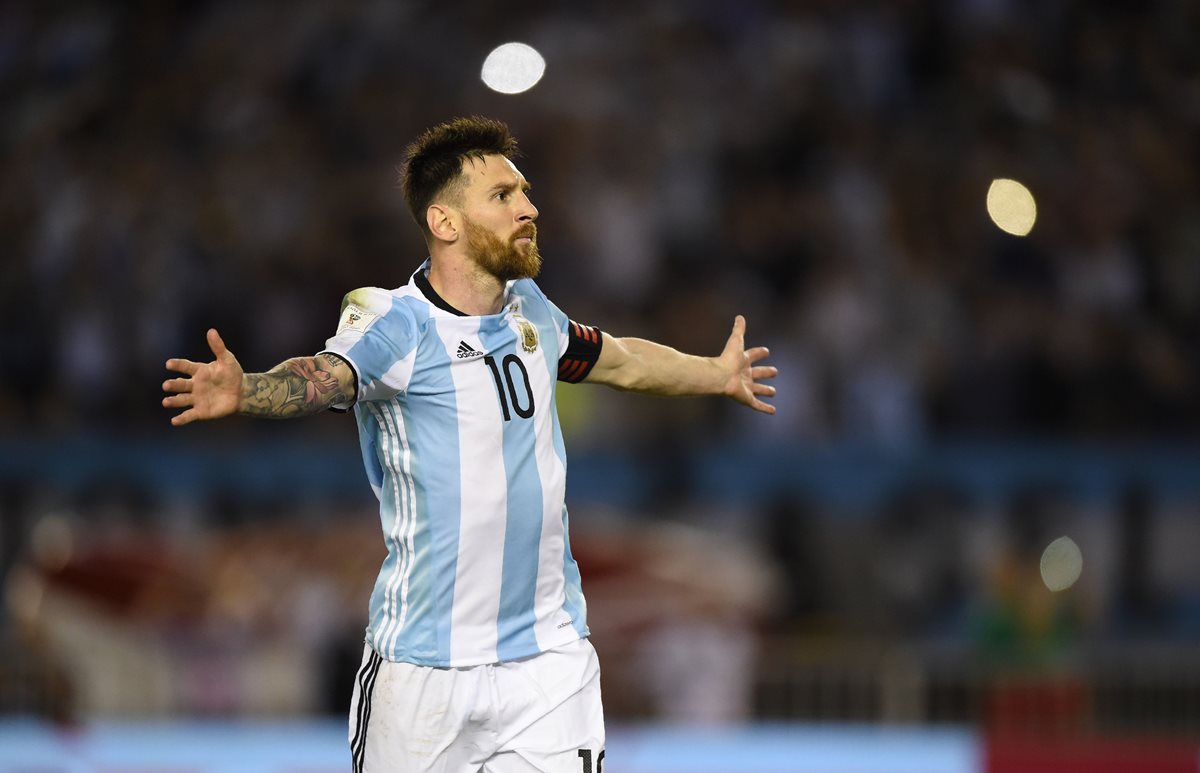 Leonel Messi celebra con los brazos abiertos después de anotar el gol del triunfo de Argentina. (Foto Prensa Libre: AFP)