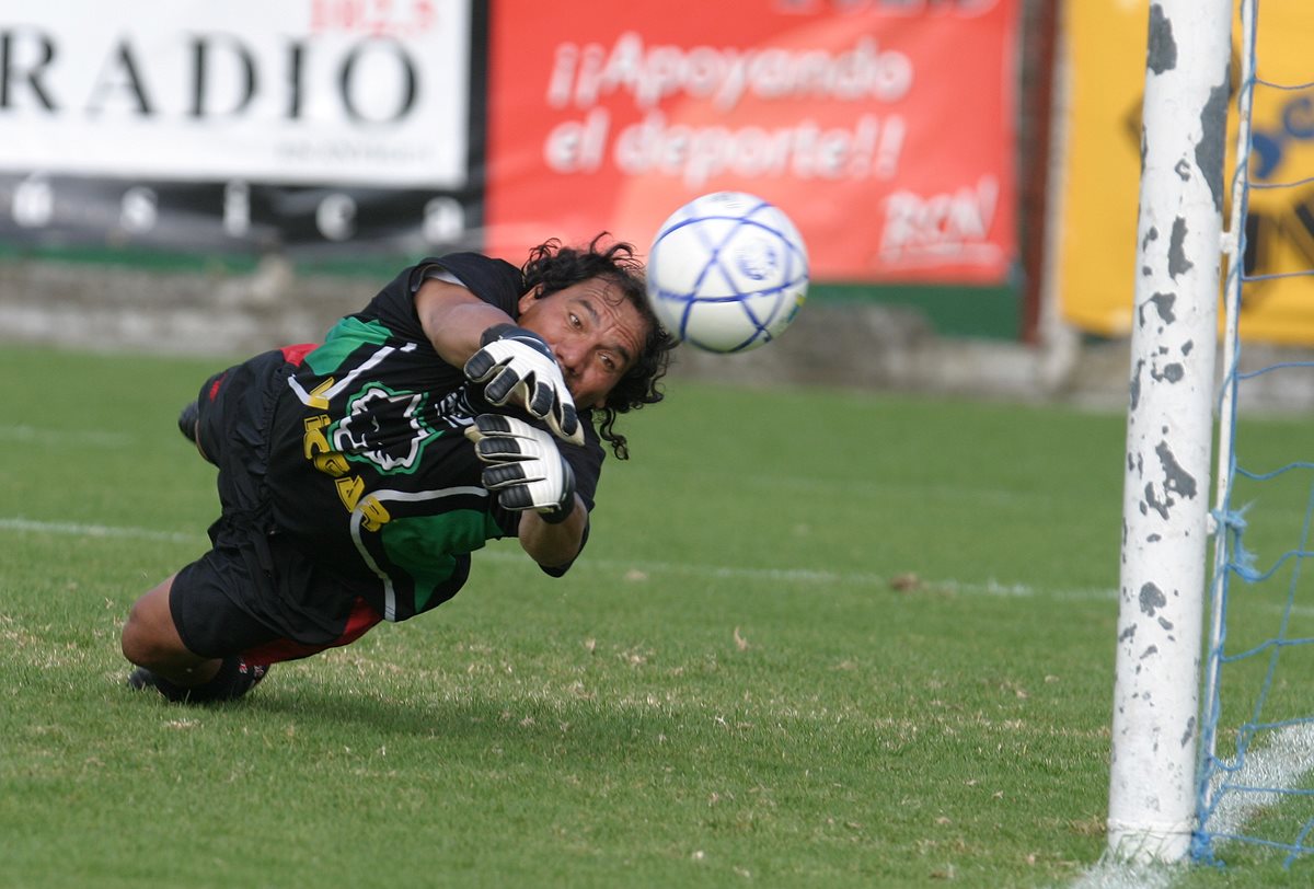 El exguardameta Jorge Marotta se ganó un lugar en el corazón de los aficionados guatemaltecos por su forma de entender el futbol (Foto Prensa Libre: Eddy Recinos)