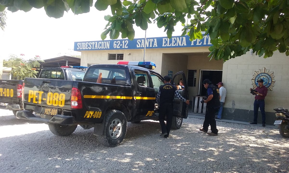Los dos agentes detenidos en Santa Elena, Ciudad Flores, se transportaban en el autopatrulla PET-089. (Foto Prensa Libre: Rigoberto Escobar)