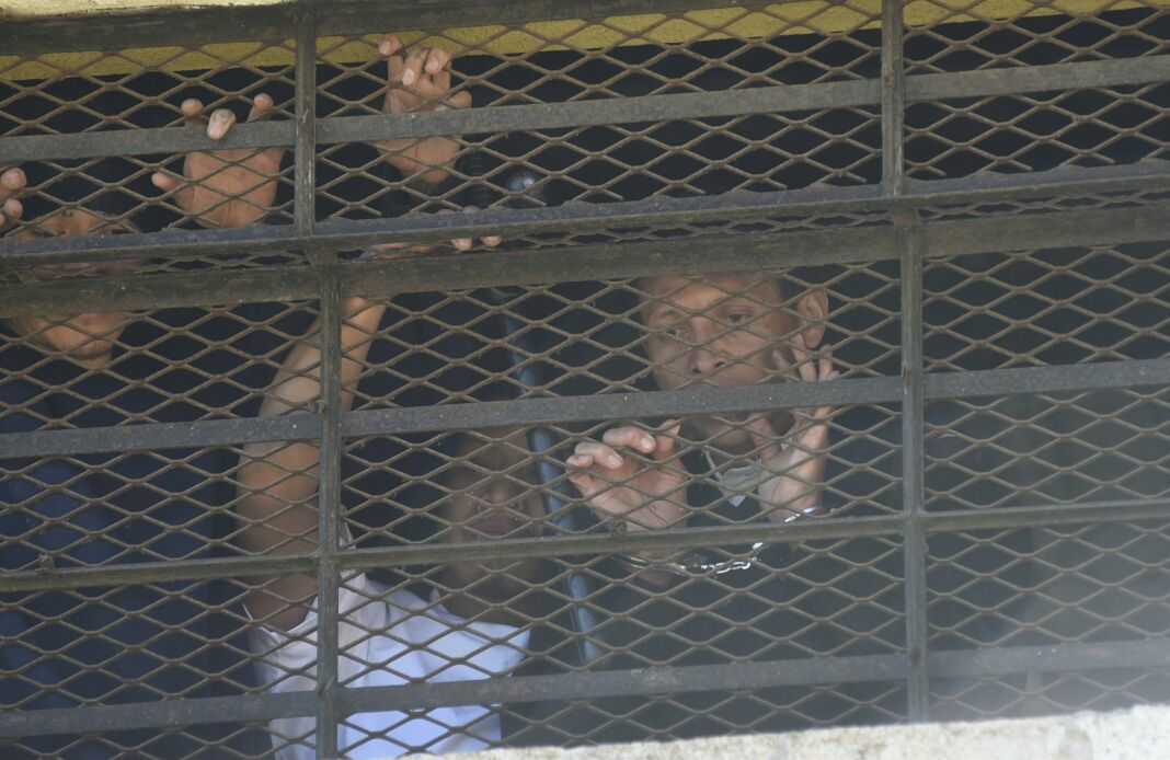 El lunes durante un motín el monitor Arnoldo Muñoz pide ayuda en una ventana del reclusorio. (Foto Prensa Libre: Érick Ávila).