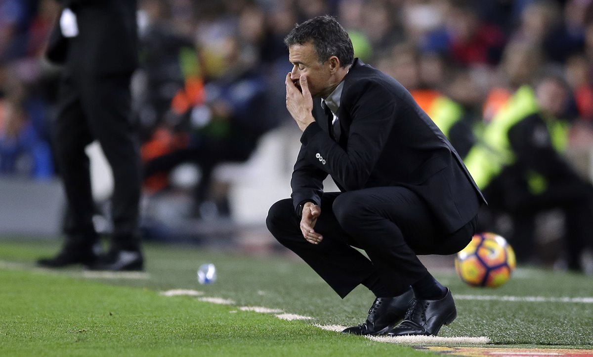 Luis Enrique observa el partido desde su área técnica ante el Sporting de Gijón. (Foto Prensa Libre: AP)