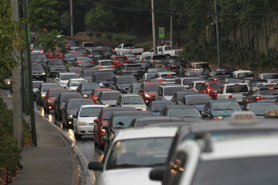 Ambiente lluvioso ha causado complicaciones de tránsito en la capital. (Foto Prensa Libre: Estuardo Paredes)