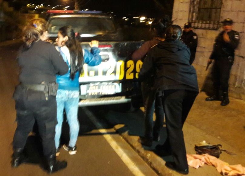 Detienen a dos mujeres por atentado contra unidad de la Policía. (Foto Prensa Libre: PNC)