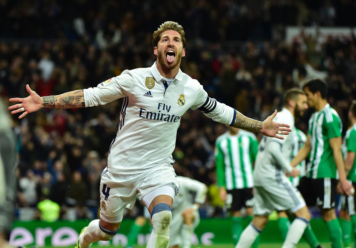 Ramos volvió a ser el salvador del Madrid con un gol de último minuto. (Foto Prensa Libre: AFP)