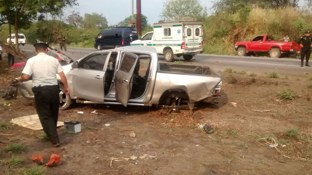 Uno de los vehículos afectados en el accidente vial. (Foto Prensa Libre: Bomberos Departamentales)